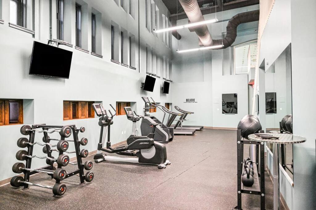 شقة Heart Of Dt With Corner View And With Free Pool & Steam 307 كليفلاند المظهر الخارجي الصورة